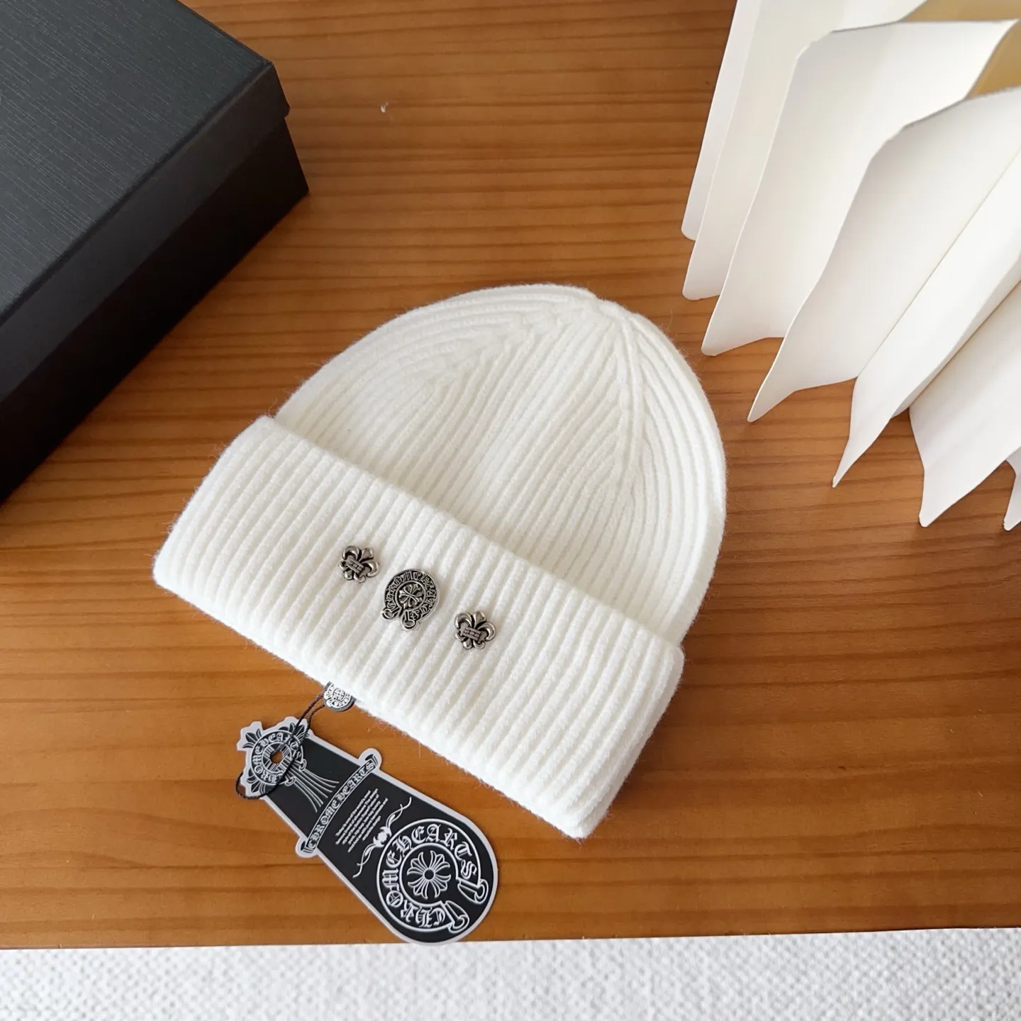 💰50 Crow Heart Autumn and Winter Wool Knitted Beanie This must be a favorite of minimalism. It is clean, neat, fashionable and versatile, and will definitely not be picky about your face shape! A fashionable classic that lasts forever! Fashionable black and white can be purchased together!